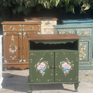 کنار سالنی چوبی سبز