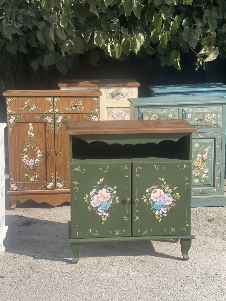 کنار سالنی چوبی سبز