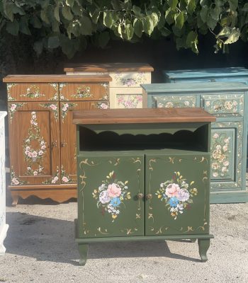 کنار سالنی چوبی سبز