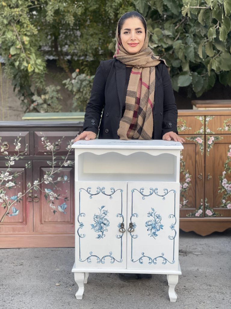 کنار سالنی چوبی سفید