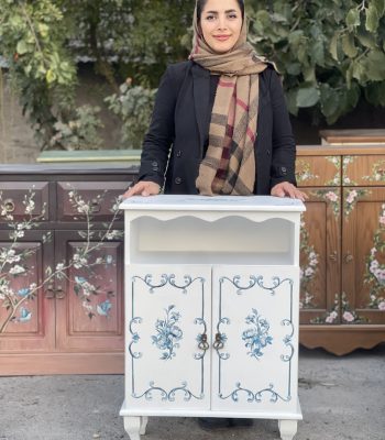 کنار سالنی چوبی سفید