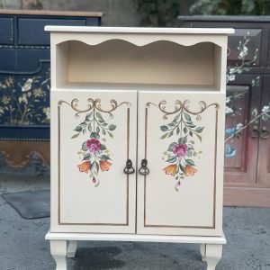 کنار سالنی چوبی سفید