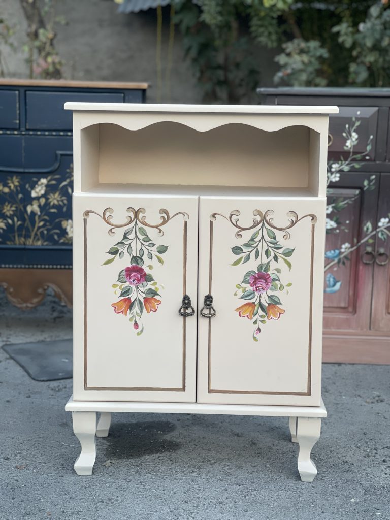 کنار سالنی چوبی سفید