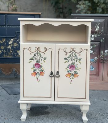 کنار سالنی چوبی سفید