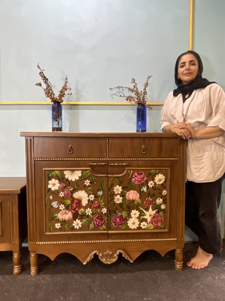 کنسول چوبی نقاشی شده