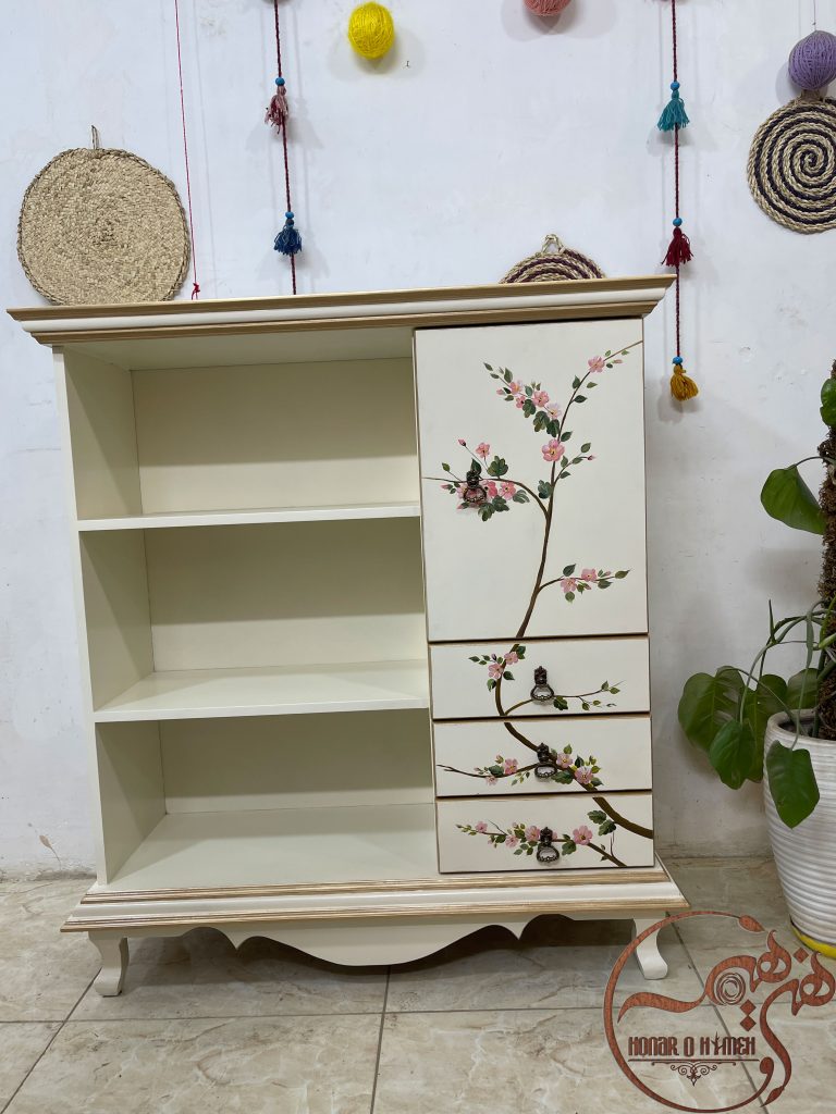 کتابخانه چوبی نقاشی شده