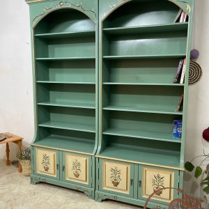 کتابخانه چوبی بزرگ