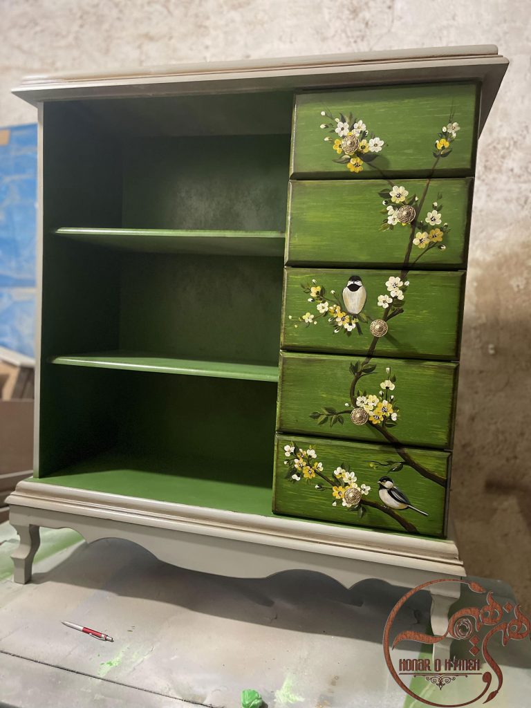 کتابخانه چوبی سبز