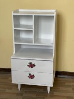 کنار سالنی چوبی سفید