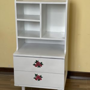 کنار سالنی چوبی سفید