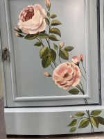 نقاشی روی بوفه چوبی