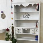 کتابخانه چوبی سفید