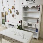 کتابخانه چوبی سفید