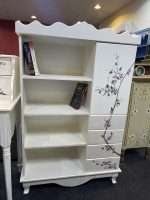 کتابخانه چوبی سفید