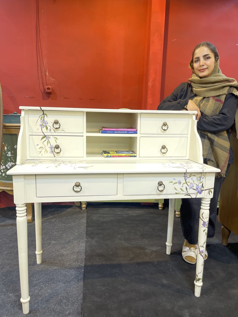 میز تحریر چوبی سفید