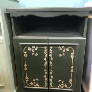 کنار سالنی چوبی مدرن