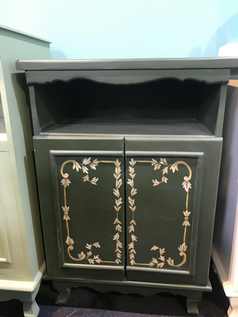 کنار سالنی چوبی مدرن