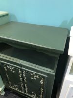 کنار سالنی چوبی مدرن