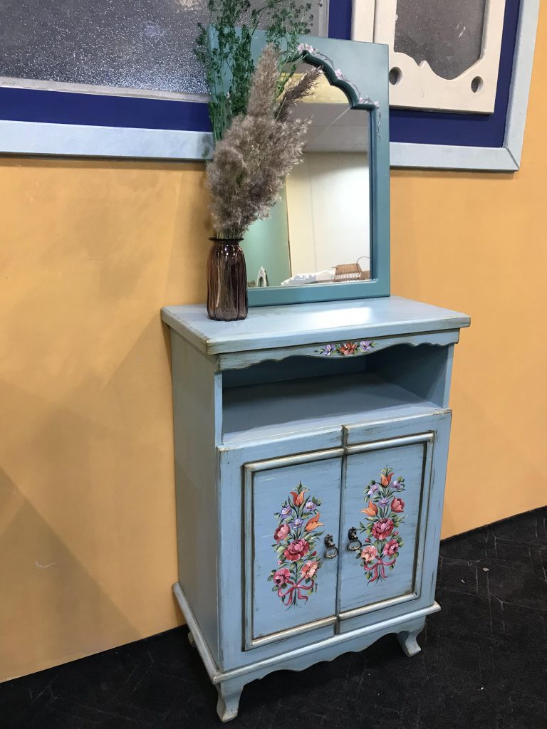 کنار سالنی چوبی شیک