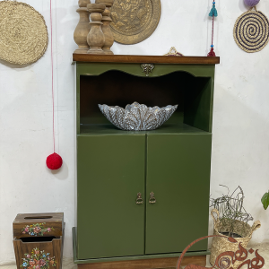 کنار سالنی چوبی ساده