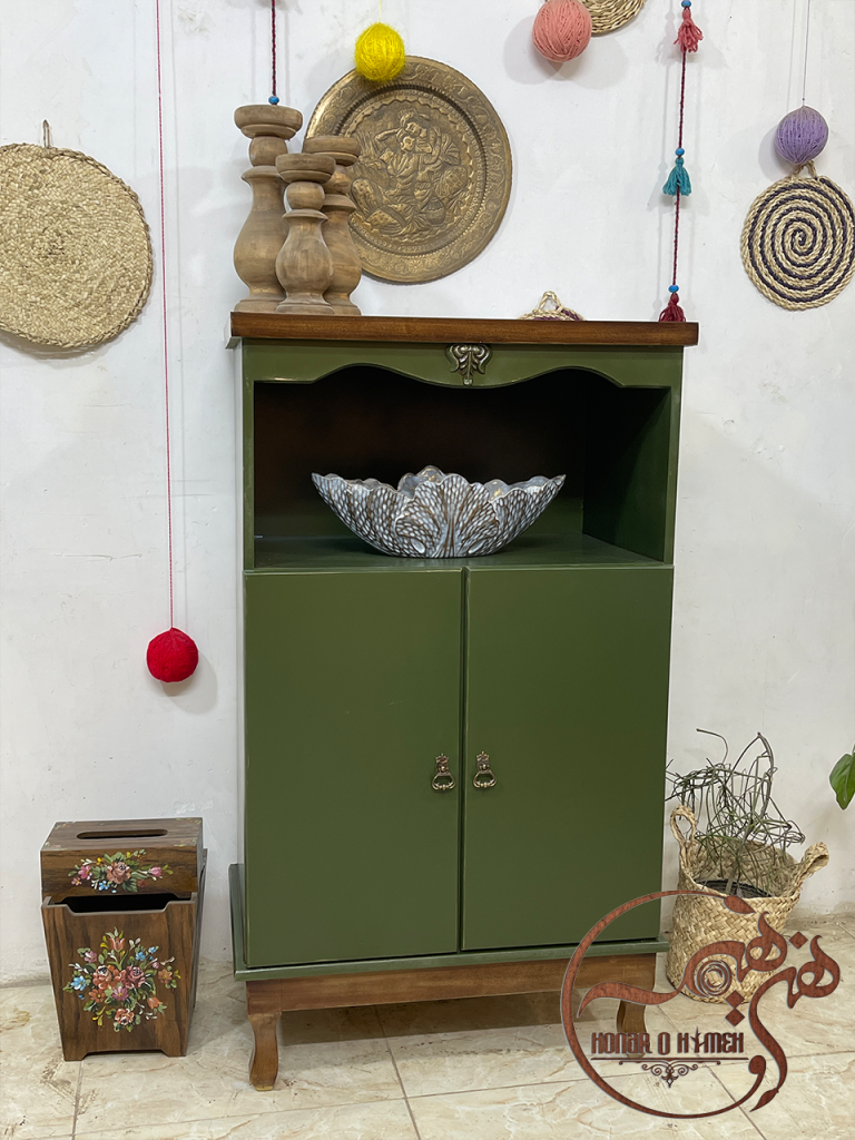 کنار سالنی چوبی ساده