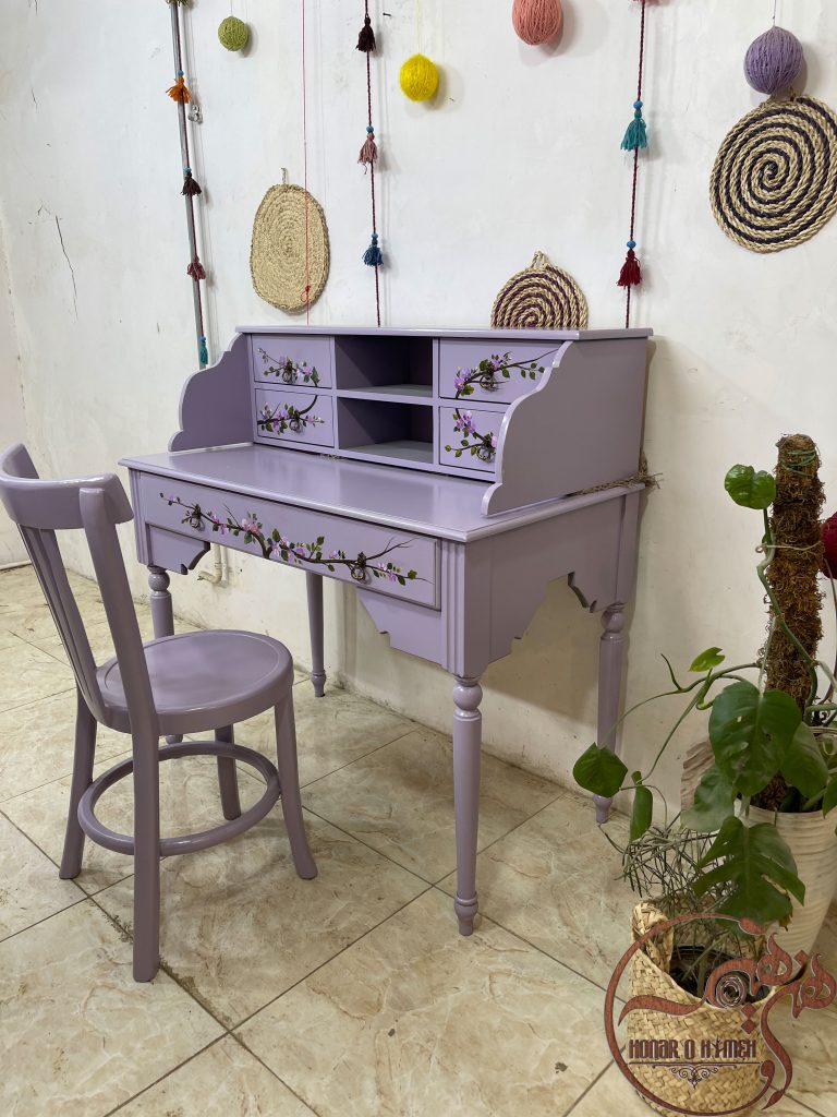 میز تحریر چوبی بنفش پاستیلی