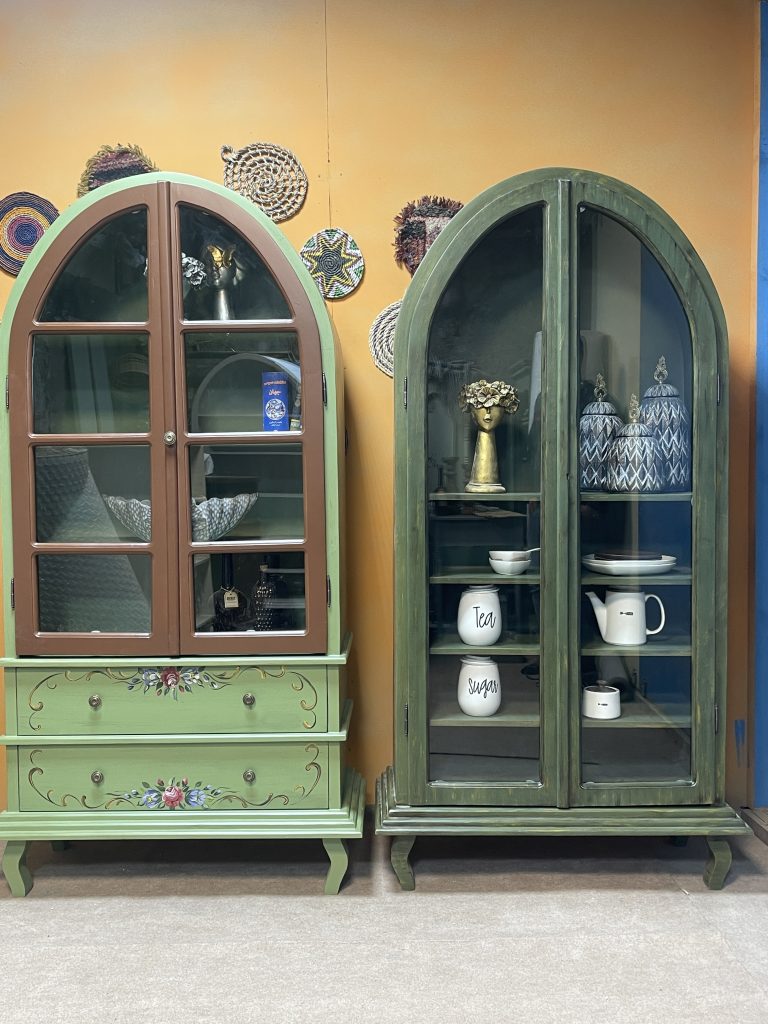 کتابخانه ویترینی چوبی