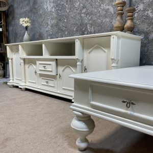 ست میز تلویزیون با میز جلو مبلی سفید