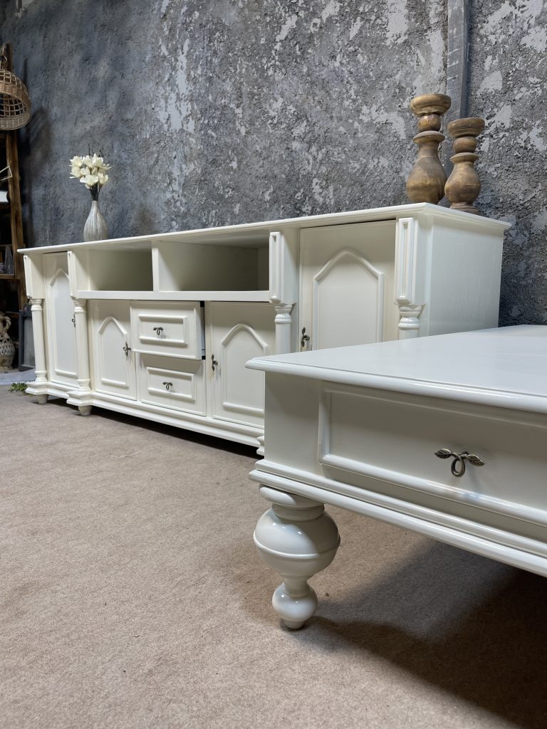 ست میز تلویزیون با میز جلو مبلی سفید